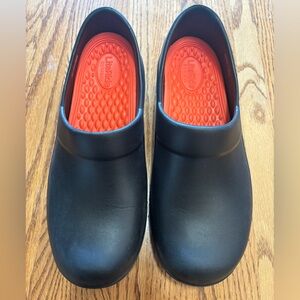 CROCS SIZE 9
NERIA PRO II LR WORK CLOG
- WOMEN'S